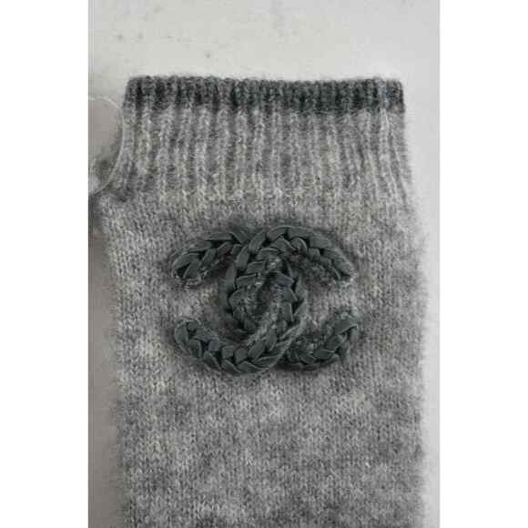 Chanel 18A Grey Cashmere Silk CC Calfskin Leather Braided Logo 5 Finger Gloves - Picture 3 of 8
